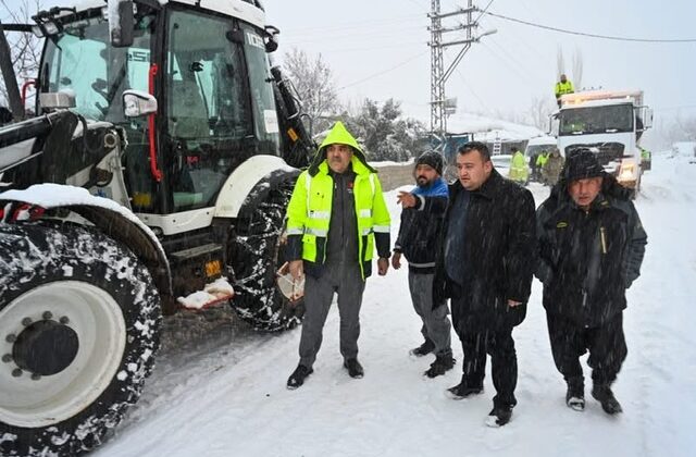 Türkoğlu Belediyesi Kar Yağışına Karşı Sahada