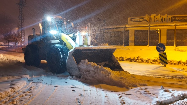 Büyükşehir’den Gece Boyunca Kar Mesaisi