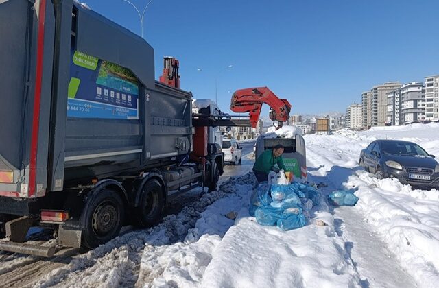 Zorlu kış şartlarına rağmen Onikişubat’ta temizlik hizmetleri aksamıyor