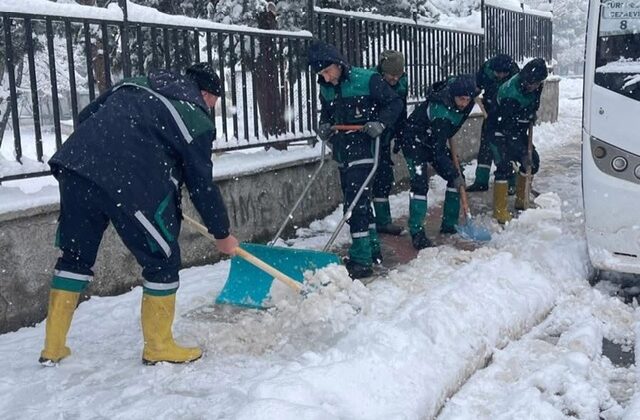 Onikişubat Belediyesi’nden Kar ve Buzlanmaya Karşı Yoğun Mesai