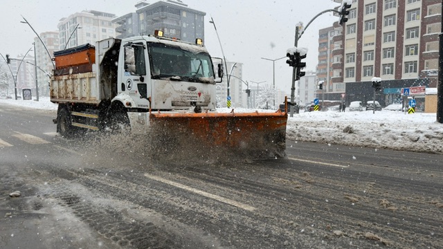 Büyükşehir Yolları Ulaşıma Açık Tutmak İçin Durmaksızın Görev Başında
