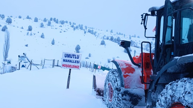 Büyükşehir, Kuzey İlçelerde 48 Araçla Karla Mücadelesini Sürdürüyor