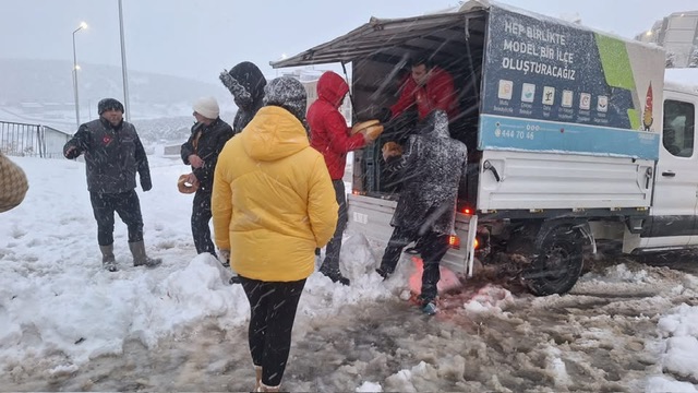 Onikişubat Belediyesi’nden Kar Yağışında Dayanışma Örneği