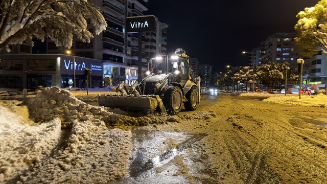 Büyükşehir, Karla Mücadelede Mesai Mefhumu Gözetmeksizin Sahada