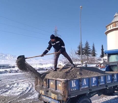 Onikişubat Belediyesi’nden Don ve Buzlanmaya Karşı Aralıksız Mücadele