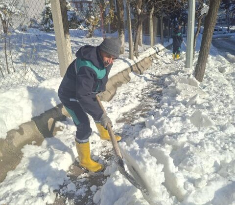 Onikişubat’ta kar mesaisi: Tüm ekipler sahada, çalışmalar aralıksız sürüyor