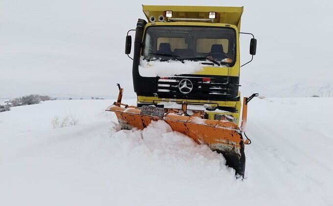 İlçelerde ve Kırsal Mahalle Yollarında da Kar Temizliği İçin Büyükşehir Sahada