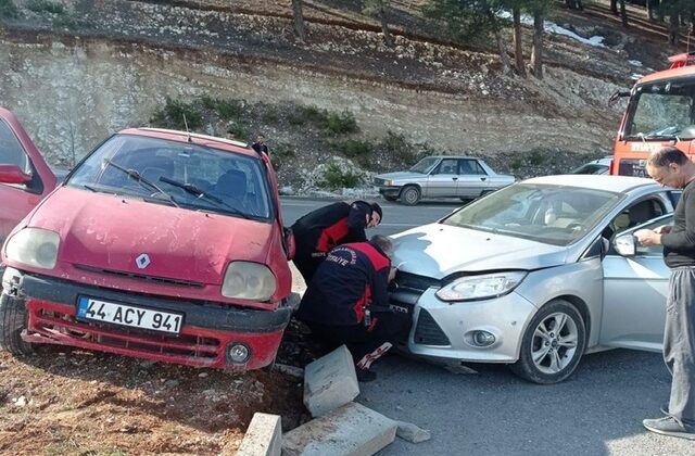 Kahramanmaraş’ta iki otomobil çarpıştı: 2 yaralı