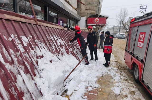Kahramanmaraş’ta Karın Ağırlığı İşletme Sundurmasını Çökertti