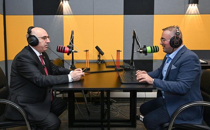 KSÜ Rektörü Mahmut Ak’tan Dünya Radyo Günü’nde Radyo KSÜ’ye Ziyaret