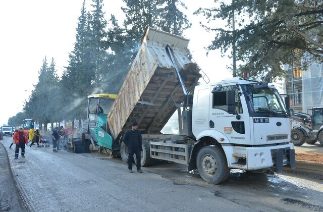 Azerbaycan Bulvarı’nda Yol Konforunun Artırılması İçin Büyükşehir Gece Gündüz Sahada