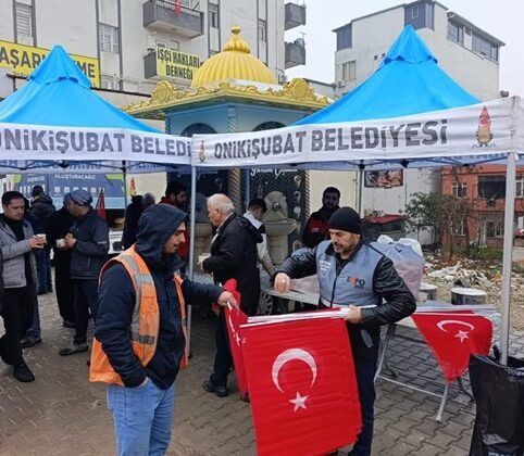Onikişubat Belediyesi’nden 106. Yıl Etkinliklerinde Bayrak Dağıtımı