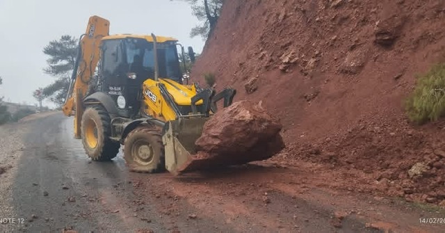 Dulkadiroğlu Belediyesi Yağışa Karşı Sahada: Kapanan Yollara Anında Müdahale