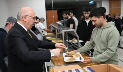 Kahramanmaraş Sütçü İmam Üniversitesi Rektörü Prof. Dr. Mahmut Ak Öğrencilerle İftarda Buluştu