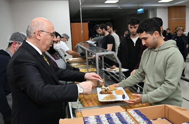 Kahramanmaraş Sütçü İmam Üniversitesi Rektörü Prof. Dr. Mahmut Ak Öğrencilerle İftarda Buluştu