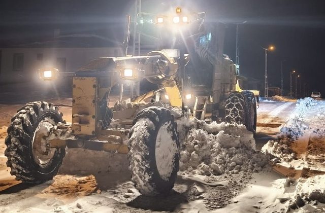 Büyükşehir, Göksun Kırsalında Kar Mesaisini Sürdürüyor