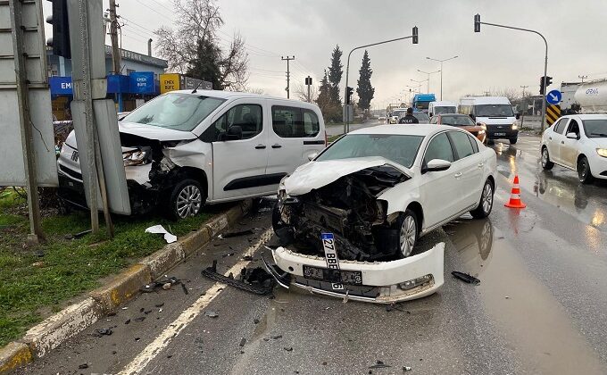 Kahramanmaraş’ta hafif ticari araç ile otomobil çarpıştı: 5 yaralı