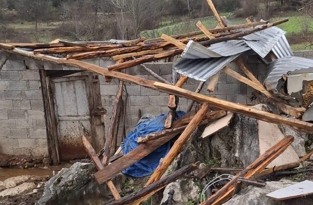Göksun’da mahalleyi su bastı