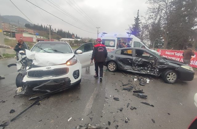 Kahramanmaraş’ta İki Otomobil Çarpıştı: 6 Yaralı