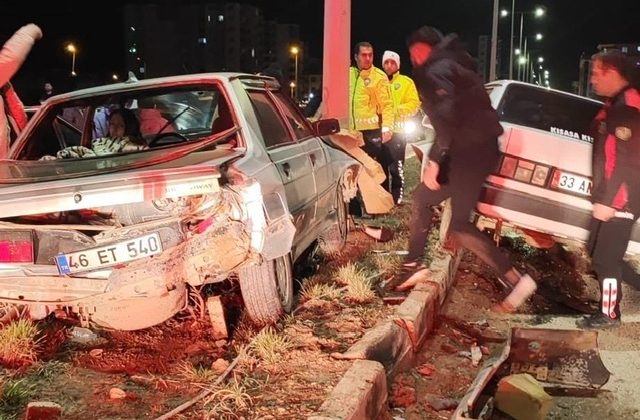 Elbistan’da iki otomobil çarpıştı: 3 Yaralı