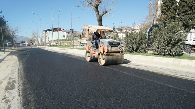 Yollarda Asfalt Çalışması Kesintisiz Sürüyor