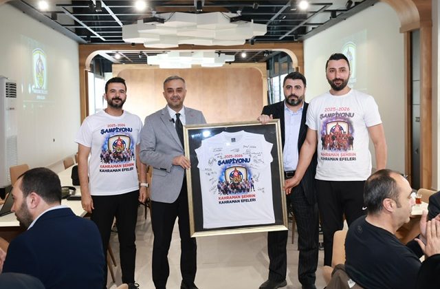 Başkan Toptaş, Efeler Ligi’ne yükselen Onikişubat Belediye Spor ile şampiyonluk yemeğinde buluştu