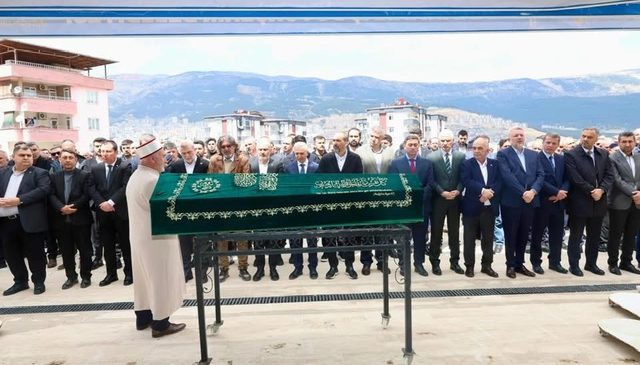 Ahmet Özdemir’in Acı Günü: Annesi Ayşe Özdemir Son Yolculuğuna Uğurlandı