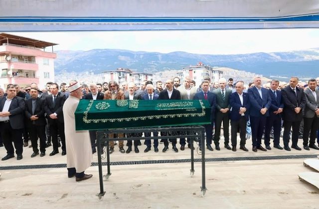 Ahmet Özdemir’in Acı Günü: Annesi Ayşe Özdemir Son Yolculuğuna Uğurlandı