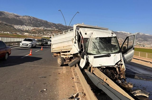 Kahramanmaraş’ta kamyonet bariyere ok gibi saplandı