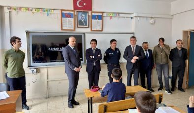 Ahmet Sinan Gökşen, Mustafa Arslanşahin ve Aykut Türkmen, Atatürk Ortaöğretim Okulu’nu ziyaret ederek öğrenciler ve öğretmenlerle bir araya geldi.