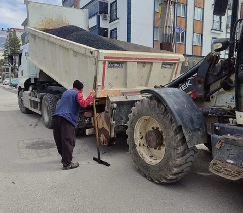 Bayazıtlı Mahallesi’nde Asfalt Yama Çalışmaları Sürüyor