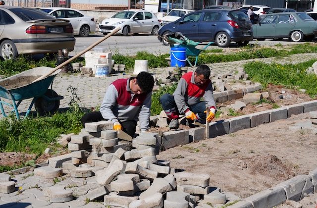 Onikişubat Belediyesi’nden 9 farklı mahallede eş zamanlı kaldırım ve yol çalışması