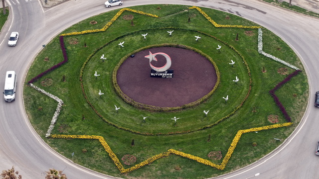 Şehir Çiçek Açtı; Kavşaklarda Görsel Şölen