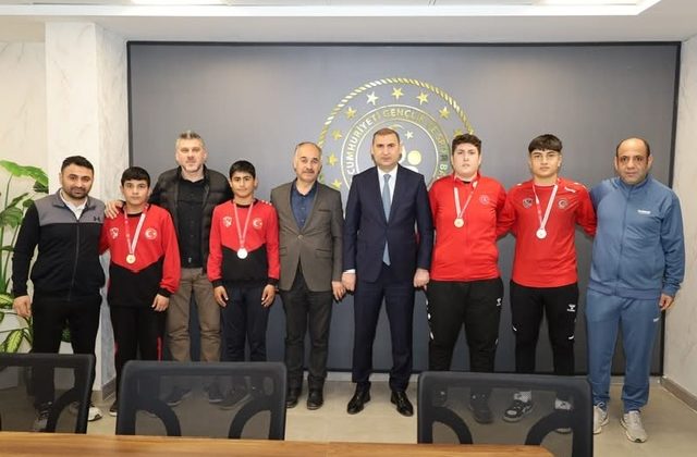 Güreşçi Öğrencilerden İl Müdürü Özdemir’e Ziyaret