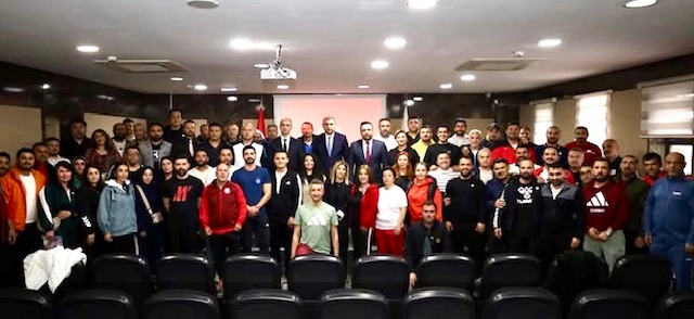 Antrenörlerle Değerlendirme Toplantısı Gerçekleştirildi