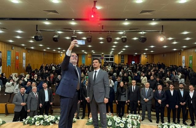 Mahir Ünal TÜGVA İhtisas Akademisi’nde Gençlerle Buluştu