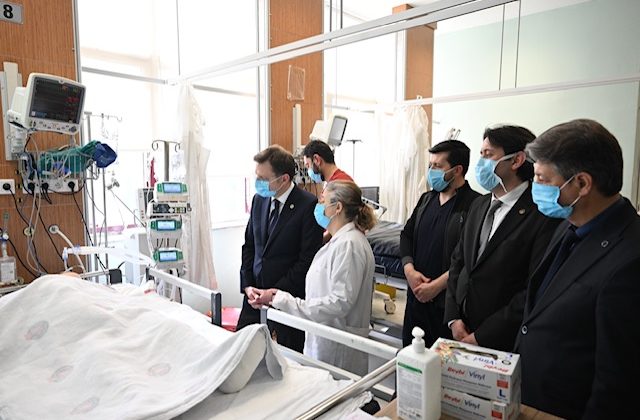 AK Parti Sağlık Politikalarından Sorumlu Genel Başkan Yardımcısı Halit Yerebakan, KSÜ Tıp Fakültesi Hastanesi’nde Yaralıları Ziyaret Etti