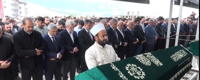 VEYSİ KAYNAK’IN YEĞENİ MUSTAFA DİŞ SON YOLCULUĞUNA UĞURLANDI
