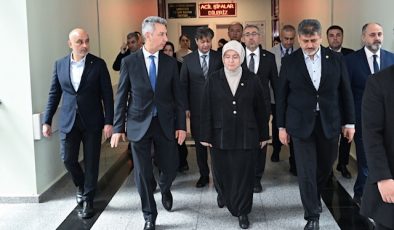 Milletvekillerinden Yaralı Öğrencilere Ziyaret