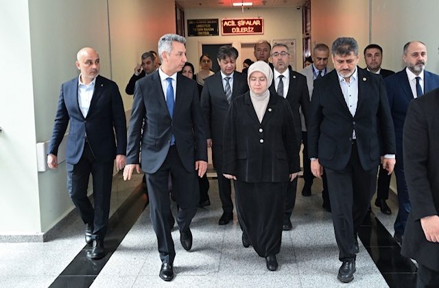 Milletvekillerinden Yaralı Öğrencilere Ziyaret