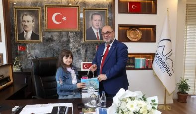 23 Nisan’da Başkanlık Koltuğu Minik Ecrin’e Emanet Edildi