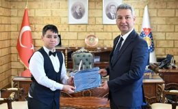 KSÜ’DE 23 NİSAN’DA REKTÖRLÜK KOLTUĞU MİNİK ÖĞRENCİYE DEVREDİLDİ