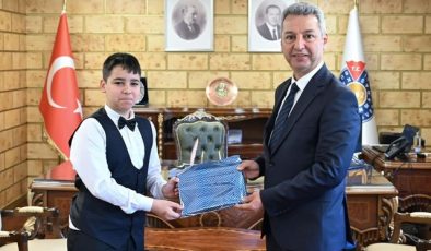 KSÜ’DE 23 NİSAN’DA REKTÖRLÜK KOLTUĞU MİNİK ÖĞRENCİYE DEVREDİLDİ