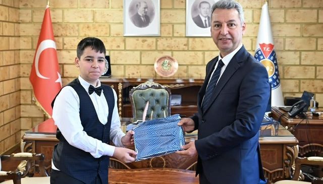 KSÜ’DE 23 NİSAN’DA REKTÖRLÜK KOLTUĞU MİNİK ÖĞRENCİYE DEVREDİLDİ