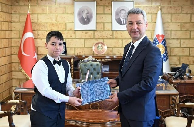 KSÜ’DE 23 NİSAN’DA REKTÖRLÜK KOLTUĞU MİNİK ÖĞRENCİYE DEVREDİLDİ