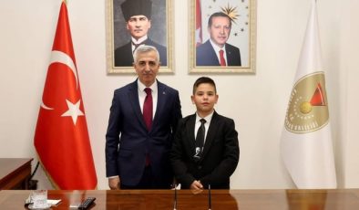 23 Nisan’da makamlar çocuklara emanet edildi