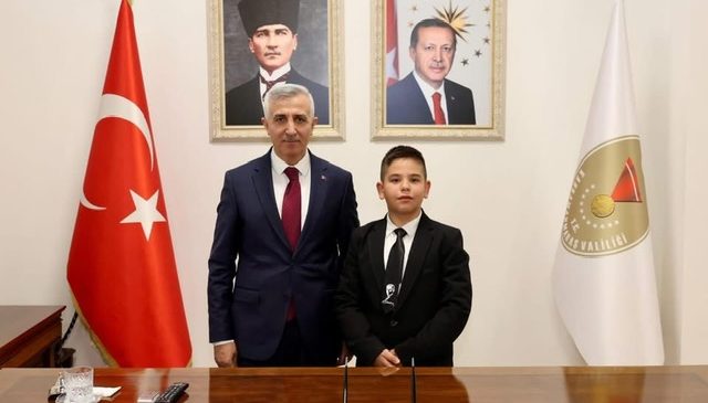 23 Nisan’da makamlar çocuklara emanet edildi