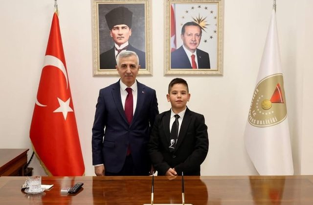 23 Nisan’da makamlar çocuklara emanet edildi