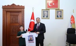 ONİKİŞUBAT BELEDİYESİ’NDE 23 NİSAN COŞKUSU: BAŞKANLIK KOLTUĞU MİNİK ÖĞRENCİYE DEVREDİLDİ