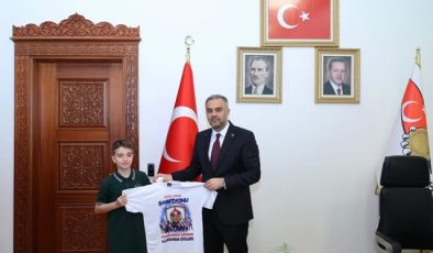 ONİKİŞUBAT BELEDİYESİ’NDE 23 NİSAN COŞKUSU: BAŞKANLIK KOLTUĞU MİNİK ÖĞRENCİYE DEVREDİLDİ